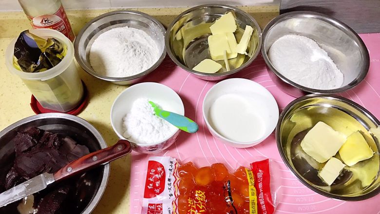 传统中式点心蛋黄酥,提前准备所有材料，面粉过筛备用，黄油提前软化。