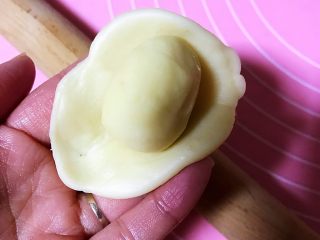 传统中式点心蛋黄酥,压扁的水油皮包裹一个油酥