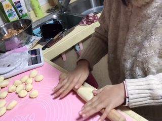 传统中式点心蛋黄酥,将水油皮和油酥滚圆后，把水油皮用擀面杖压扁，女儿亲自上阵，女儿八岁，也能制作。
