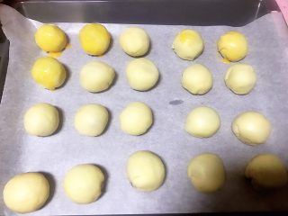 传统中式点心蛋黄酥,鸡蛋黄蛋液打散，用油扫把蛋液均匀扫一层到蛋黄酥表面