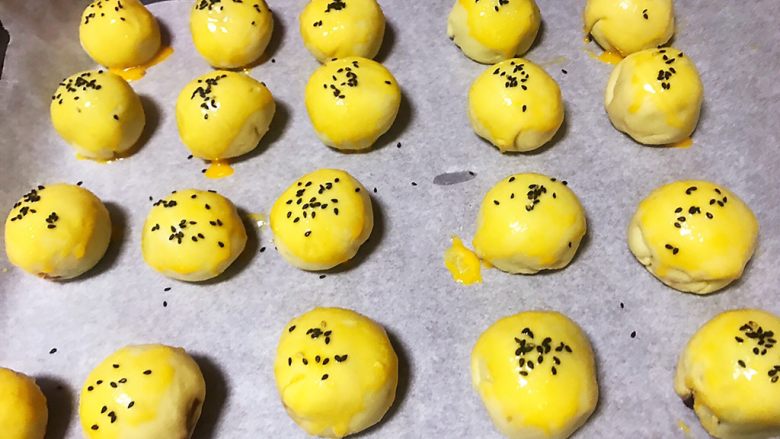 传统中式点心蛋黄酥,表面散上熟黑芝麻即可放烤箱。