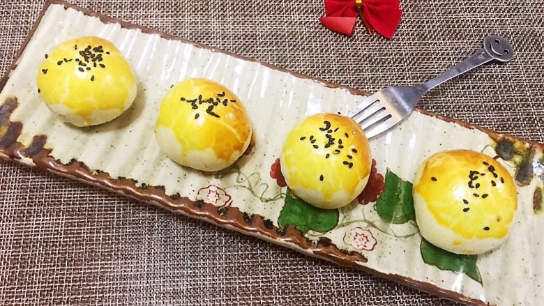 传统中式点心蛋黄酥,过年可以送给亲人和朋友啦。
