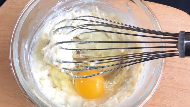 快速早餐吐司片-芝士味,加入鸡蛋，也用蛋抽搅拌均匀。