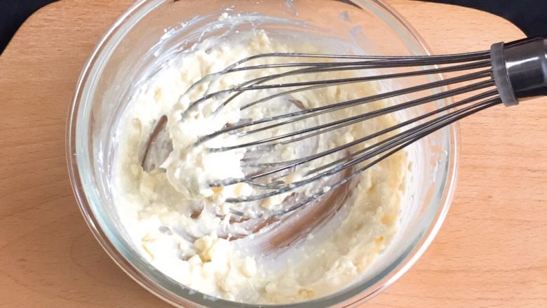 快速早餐吐司片-芝士味,奶酪中加酸奶、加细砂糖，放入料理机打成泥，移入玻璃碗中，用蛋抽搅拌均匀。