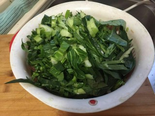 猪油腊肠菜饭,青菜用冷水洗净，切丝