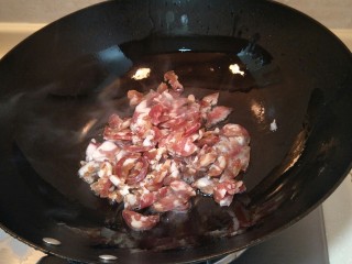 猪油腊肠菜饭,把香肠丢进锅里炒制。