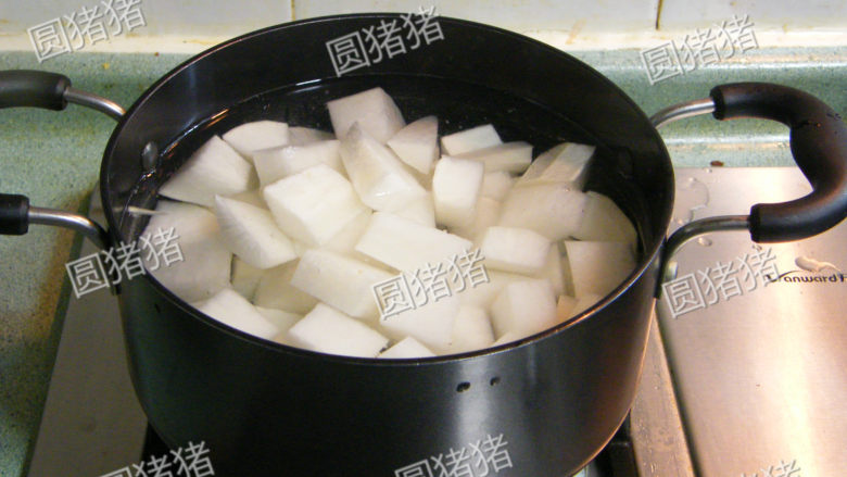 萝卜焖牛腩——冬季的萝卜赛人参,取一汤锅注满清水或鸡汤，如用清水加入1小匙鸡精代替。用大火煮开后转中火煮约8分钟，捞起备用。