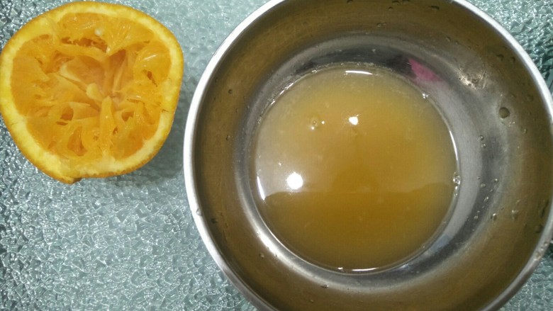 香橙蛋糕,橙榨出40克橙汁待用。
