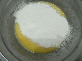 香橙蛋糕,筛入低筋面粉搅拌成无颗粒状的蛋黄糊。