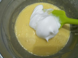 香橙蛋糕,将蛋白分三次加入蛋黄中，用切拌的方法快速切拌均匀。