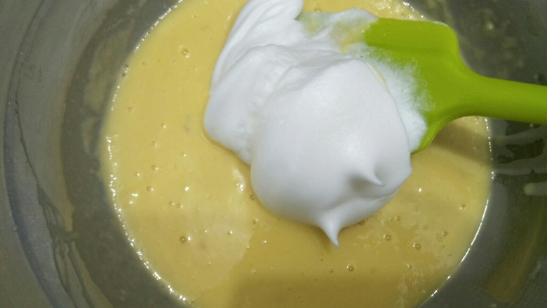香橙蛋糕,将蛋白分三次加入蛋黄中，用切拌的方法快速切拌均匀。