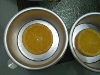 香橙蛋糕,橙片放入4寸模具中间。