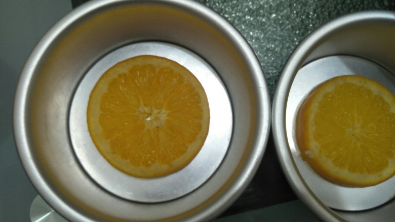 香橙蛋糕,橙片放入4寸模具中间。