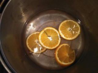 香橙蛋糕,锅内放入两碗半的水，50克白糖，橙片煮十五分钟，捞出沥干水待用。
