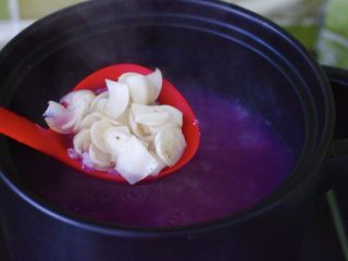 紫薯百合冰糖粥,这个时候加入洗净的新鲜百合。