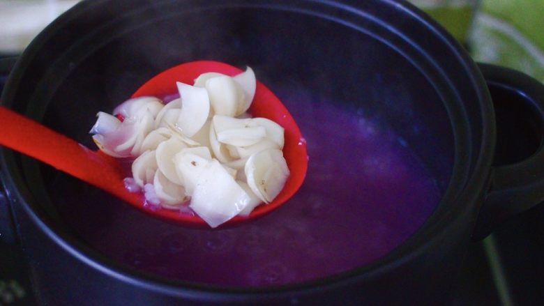 紫薯百合冰糖粥,这个时候加入洗净的新鲜百合。