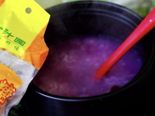 紫薯百合冰糖粥,这个时候加入黄冰糖，喜欢用甘汁园的冰糖，因为它用的是土法熬糖工艺，能吃出小时候吃过的味道哟。