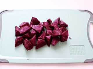 紫薯百合冰糖粥,首先将紫薯去皮，洗干净，再切小块备用。(块的大小根据个人喜欢)
