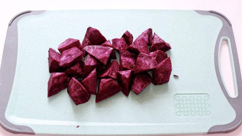 紫薯百合冰糖粥,首先将<a style='color:red;display:inline-block;' href='/shicai/ 2643'>紫薯</a>去皮，洗干净，再切小块备用。(块的大小根据个人喜欢)
