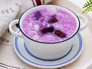紫薯百合冰糖粥,哇咔咔，颜值爆棚的紫薯百合冰糖粥出锅咯。