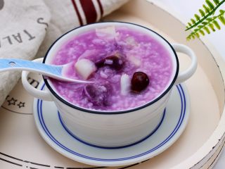 紫薯百合冰糖粥,喝上一碗暖心又暖胃，而且还养了我的眼哟。