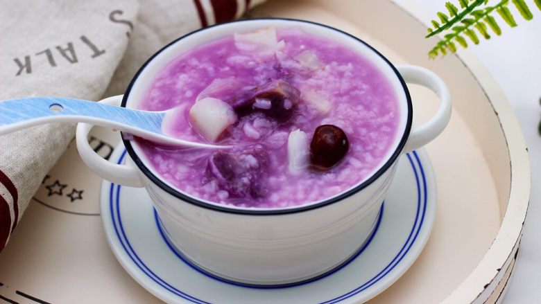 紫薯百合冰糖粥,喝上一碗暖心又暖胃，而且还养了我的眼哟。