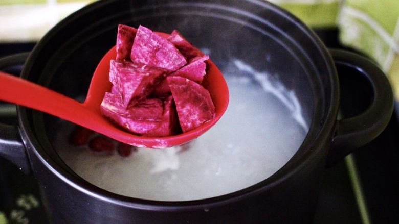 紫薯百合冰糖粥,再加入用刀切块的紫薯。
