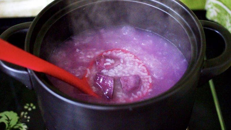 紫薯百合冰糖粥,大火煮沸后，继续中火炖煮10分钟左右。