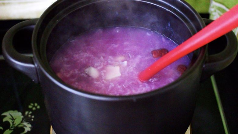 紫薯百合冰糖粥,继续用大火炖煮1分钟左右。