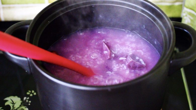 紫薯百合冰糖粥,再继续小火慢慢炖至到全部黄冰糖融化后。