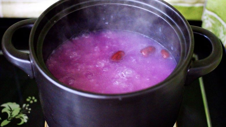 紫薯百合冰糖粥,看见百合变成透明状即可关火咯。