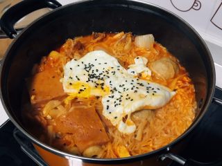 韩式部队锅,将做好的荷包蛋放到煮好的锅里，最后撒上适量黑芝麻，完工！