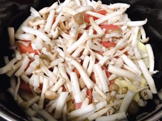 韩式部队锅,蔬菜洗净备用，土豆去皮切片、番茄切片，蟹味菇去根、适量淀粉水溶液浸泡后沥干切段，依次平铺在锅底。豆皮丝水里泡净备用。
