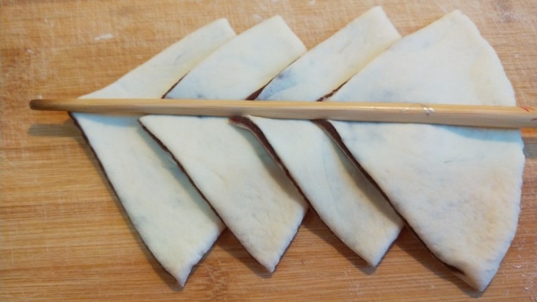 新文美食  玫瑰细沙花样面点,最后如图所示摆放好，中间用筷子压一下，在卷成卷切开。