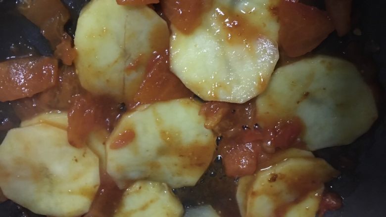 茄汁土豆片,5️⃣ 加入煮好的土豆片翻炒均匀即可。