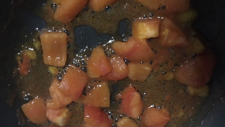 茄汁土豆片,4️⃣ 煮至汤汁快干的时候，再用大火收汁。