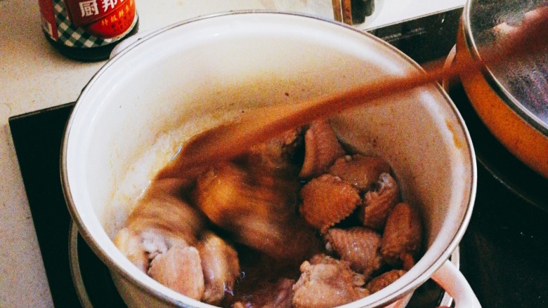四杯鸡,调味&收汁
调味的过程 主要用 酱油 白糖 少量的料酒 ：可用勺子试味，最开始主要尝到油，感觉偏咸的时候，可以加入少许白砂糖（白糖1平勺左右或少量水）加入后搅拌盖锅15-20s。重复以上调味的过程，每一次调味酱油和盐的量由多到少，调的过程中可以加少量料酒增加香味（一点点点点就好了）最后的味道应该是偏甜一点（根据个人口味喜好调整啦），整个调味过程大概5-8分钟，小火或中火。

收汁过程 调味的过程中，不要加太多水（除非酱油加太多了），在调味后，盖上盖子，小火或中火 煮一阵，如果水多了，可以加一点点玉米淀粉帮助收汁（做酱，适合的粘稠度）
