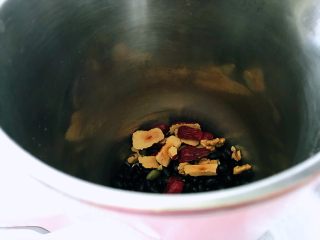 黑豆豆浆,所有食材一起放入豆浆机或者破壁机中，加入水，按豆浆按键，自动停止即可。红 枣有淡淡的甜味道，放不放糖或都放多少依个人口味。