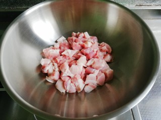 无油无盐红烧肉,五花肉切1厘米见方的块，洗净控水放入厚底不锈钢炒锅中
