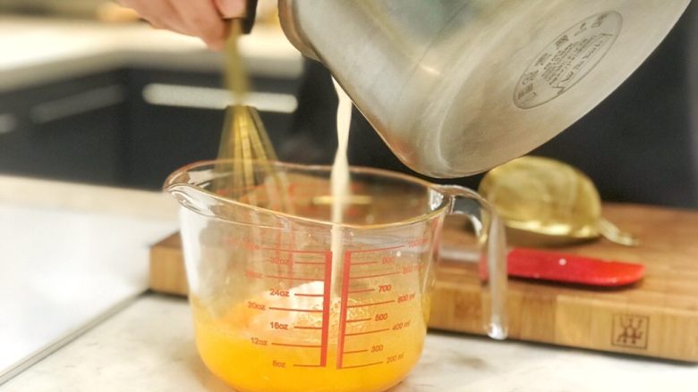 焦糖布丁,鲜奶和奶油缓慢倒入玻璃碗内 持续不停搅拌砂糖蛋黄混