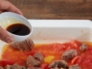 一辈子也吃不腻的西红柿牛肉面，教给你,加入生抽炒1分钟后加入适量清水，再次煮沸后盛出