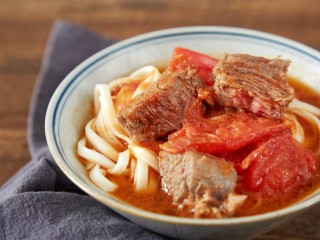 一辈子也吃不腻的西红柿牛肉面，教给你,面条放入碗中淋上西红柿牛肉汤即可