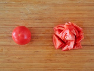 一辈子也吃不腻的西红柿牛肉面，教给你,西红柿洗净切块