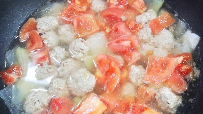 树袋鱼家第一代手打鲜牛丸,加冬瓜和西红柿煮汤