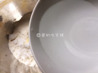 中式菊花酥,水（每个牌子面粉的吸水性不同，水少量多次的加入）