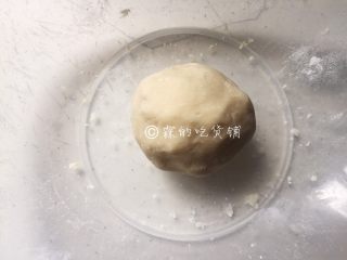 中式菊花酥,揉搓均匀，最后揉成团