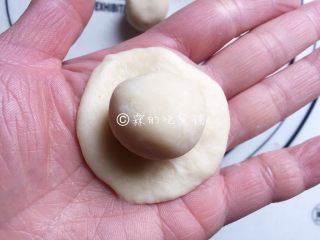 中式菊花酥,松弛好的水油皮面团按扁成圆形，将油酥团放在水油皮面团中