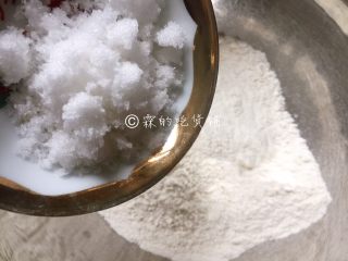 中式菊花酥,先做水油皮，细砂糖加入中筋粉中