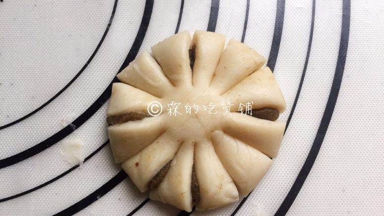 中式菊花酥,用刀或剪刀，分割成12瓣