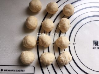 中式菊花酥,将面团均分成12份，分别揉成圆球，盖上保鲜膜松弛半个小时